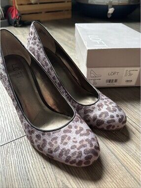 Anne Taylor LOFT Womens Leopard Faux Fur Wedge Heel Size 9.5 (US) VGUC